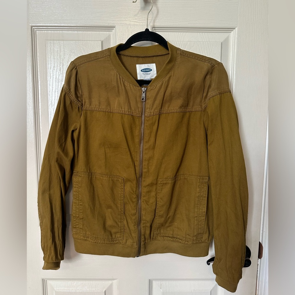 Old Navy lightweight bomber jacket in olive green color. Women’s size M.